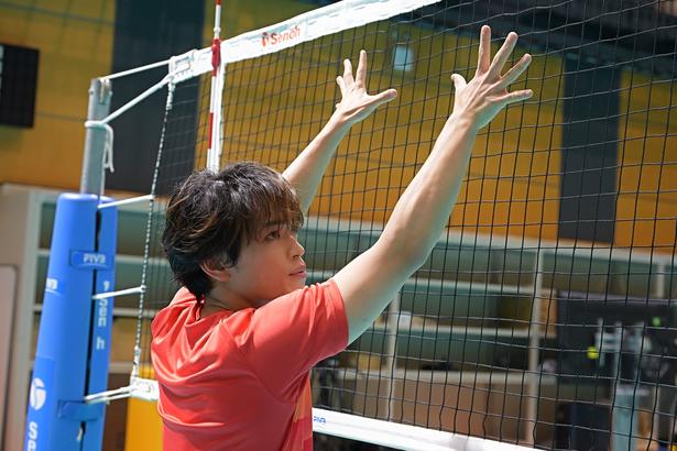 元ミドルブロッカーである原嘉孝がブロックのポーズを披露
