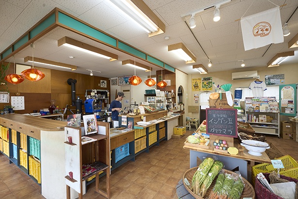 店内の半分は、地産の農産物や加工品、ozz kitchenの総菜などを販売