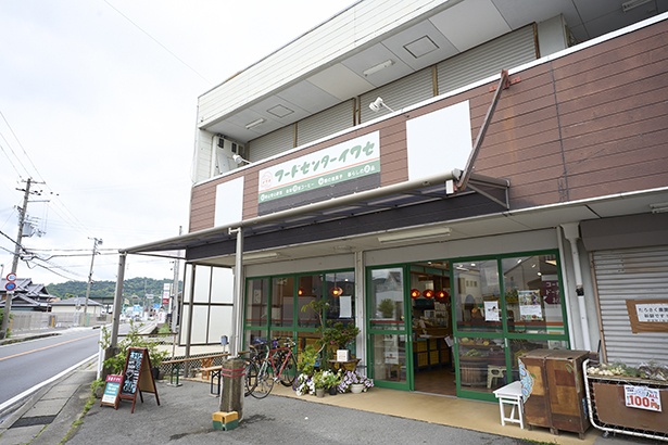 スーパーの店内にある焙煎所とスタンドは、買い物ついでに寄れる気安さが魅力