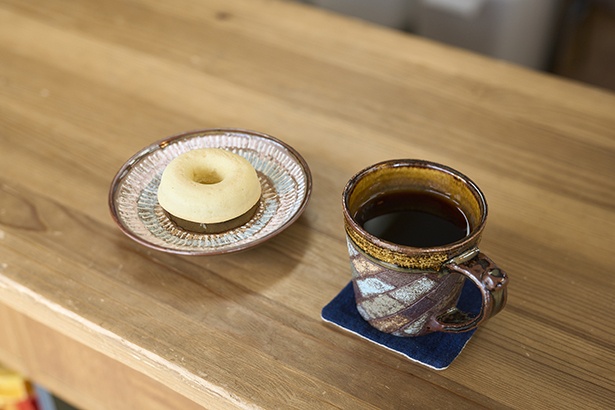 コーヒー560円～。カップは地元の作家・上田英二さんの作。自営米米粉の焼ドーナツは、プレーン270円、黒豆玄米･みかん・カカオ各320円の4種