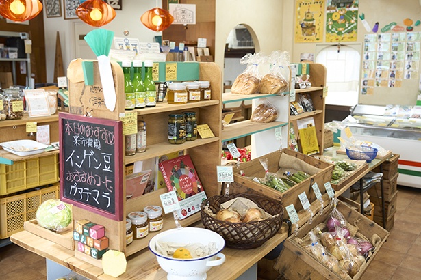 産直のオーガニック野菜やジビエ・魚介の加工品など、作り手の顔が見える食材をレシピとともに提案