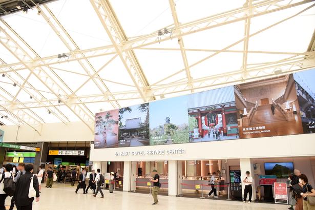 大画面高精細LEDビジョン「UENO CANVAS」が目を引く、JR上野駅のグランドコンコース  撮影：ソムタム田井
