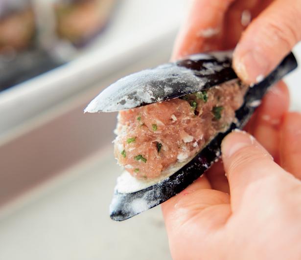 肉だねをなすの切れ込みにはさみ、なすと肉だねを密着させるようにして軽く押さえる