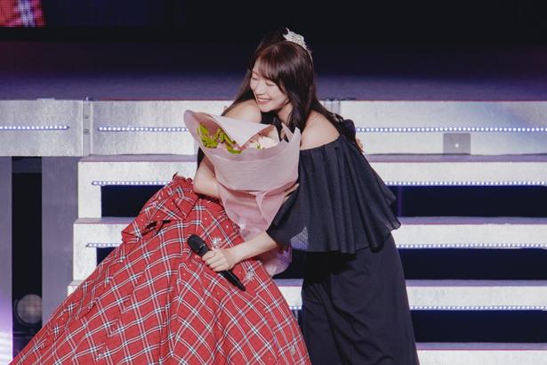 モーニング娘。オリジナルメンバーの飯田香織が花束を持って駆けつけた