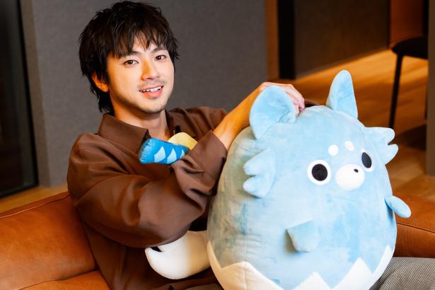 「ちるらん 新撰組鎮魂歌」の公式キャラクター・まことを抱えて笑顔を見せる山田裕貴