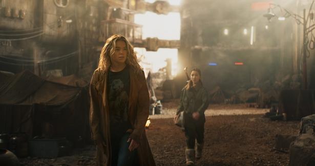 カーラ・ゾー＝エルが少女と共に宇宙を股にかけた冒険を繰り広げる(『スーパーガール』)