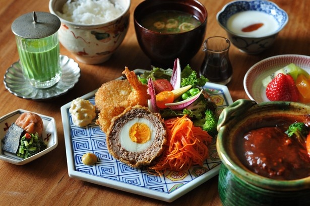 明治期の洋食文化を再現した「文明開化の朝食」。スコッチエッグやエビフライなど当時の洋食が並ぶ