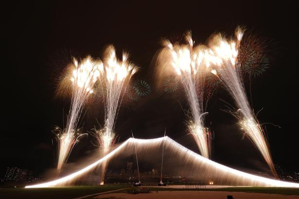 高さ59.2メートルの富士の大仕掛けが夜空に堂々と登場