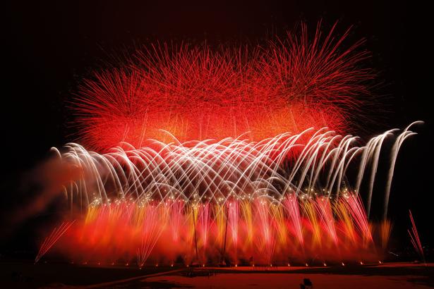 幾重にも重なる光のアーチが夜空を彩る、幻想的な演出