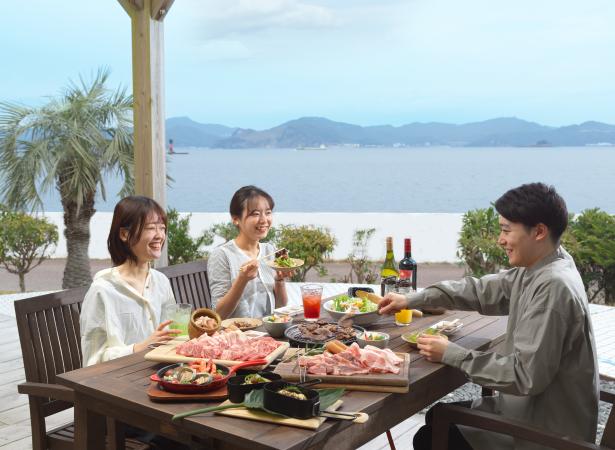 【写真】海をすぐそばに眺めながら長崎のご当地肉をBBQで食べられる