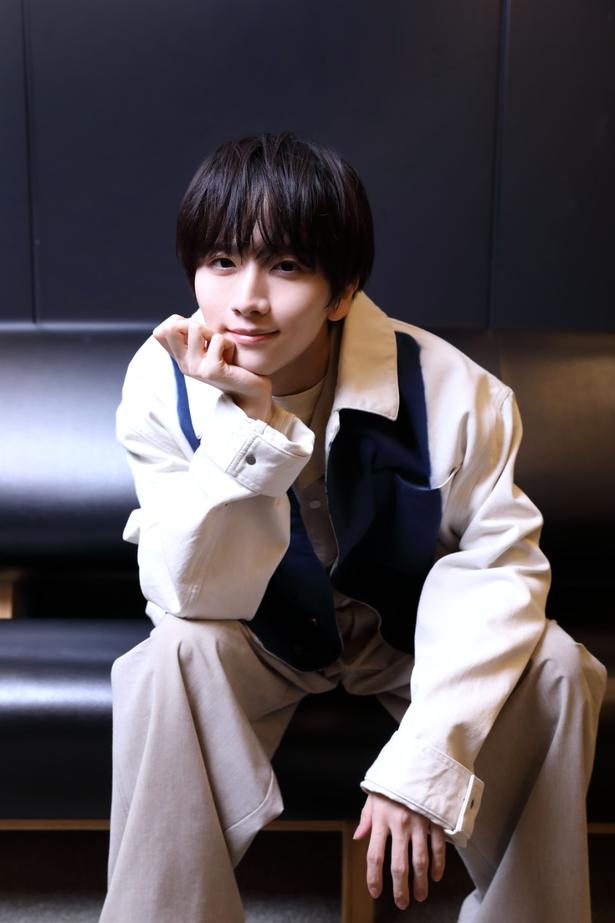 【写真を見る】不敵な笑みに魅了される…板垣李光人の“美”が詰まった撮りおろし！
