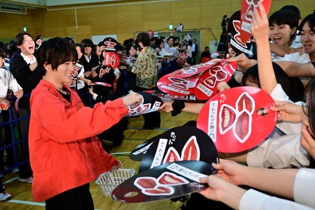 【写真を見る】満面の笑顔でファンサービスをする板垣李光人