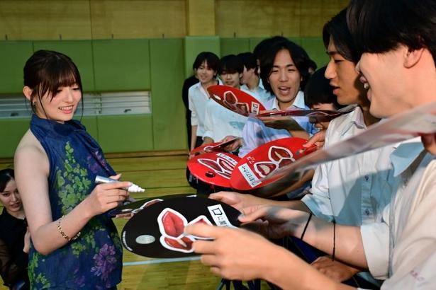 ファンサービスをする吉川愛