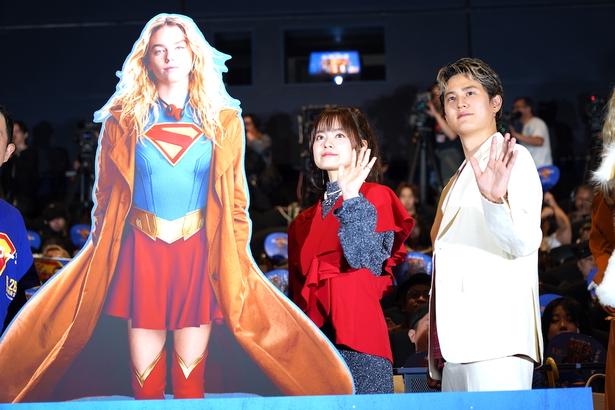 永瀬アンナ、武内駿輔は紅白のジャケットを着て登場
