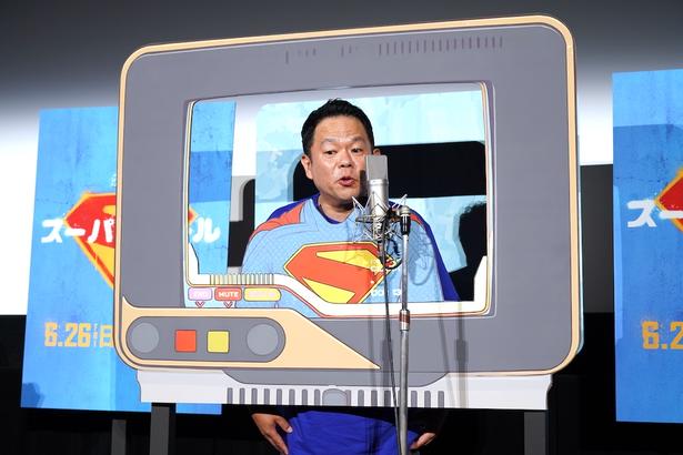 【写真を見る】ダイアン・津田は顔ハメパネルでスーパーマン/クラーク・ケントのアフレコに挑戦！