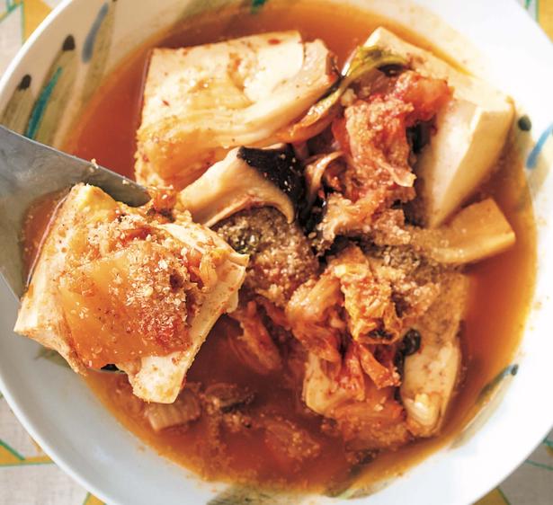豆腐にキムチのうまみと辛みがしみしみ「きのこ入りキムチ豆腐」 レシピ考案/本田明子　撮影/難波雄史