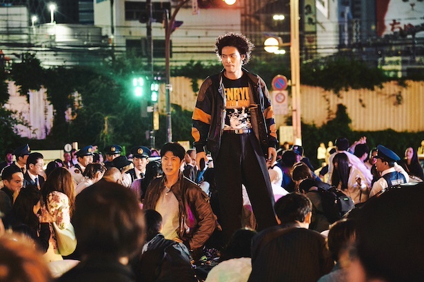 【写真】新宿中央署の新人刑事・相葉四郎(水上恒司さん)とソウル特別市警察庁の刑事チェ・シウ(ユンホさん)がバディを組んで共同捜査を開始 (C)2026「TOKYO BURST」フィルムパートナーズ