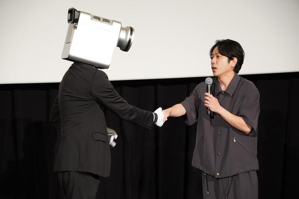 【写真を見る】二宮和也、カメラ男と握手！