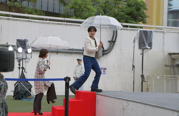 レッドカーペットから颯爽と登場した中島健人と長濱ねる