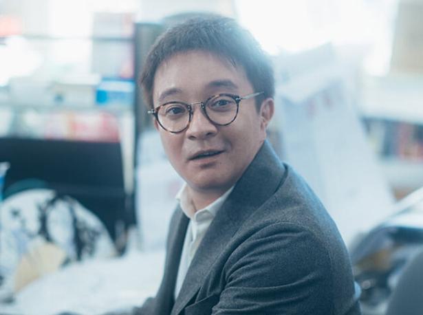 櫂と尚人を人気漫画家へと導く編集担当・植木渋柿を演じる濱田岳さん