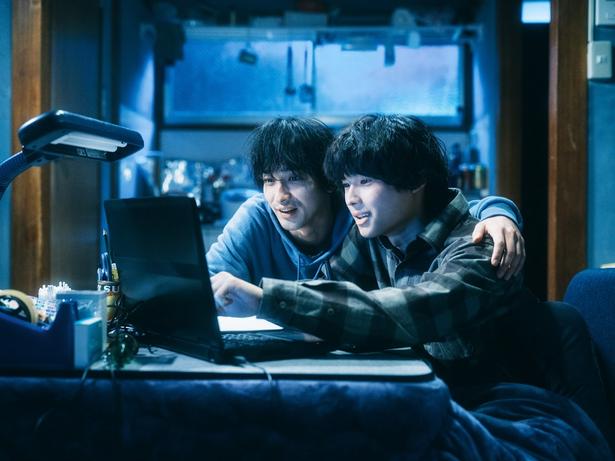 【画像】漫画に夢中で向き合う櫂(横浜流星さん)と尚人(松村北斗さん)