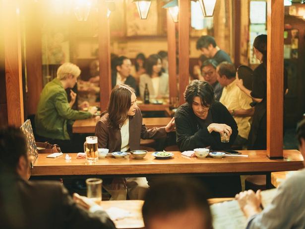 居酒屋で櫂に小説執筆を熱心に説得する二階堂絵理