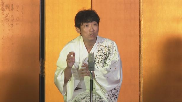 自作の創作落語を披露するNON STYLE・石田明