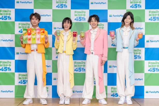 ファミリーマートが「味わうごほうびフルーツシリーズ」フラッペ発表会・試食会を開催。コーラスグループ「モナキ」が登壇し新フラッペ5種のPRイベントが行われた