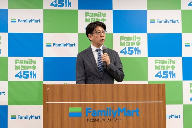【写真】商品本部ファストフーズ部長の高倉一真さんが発表会に登壇し、2026年夏のフラッペ戦略を説明