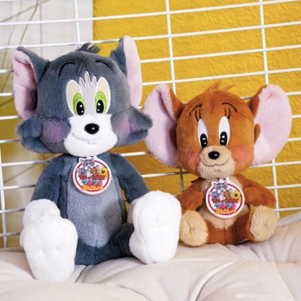 ぬいぐるみわくわくトム(3850円・左)とぬいぐるみわくわくジェリー(2750円・右) TOM AND JERRY and all related characters and elements (C) & (TM) Turner Entertainment Co. (s26)