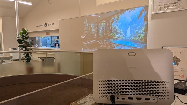 【写真】スーパー銭湯「やまの湯」に設置されたBenQ「TK705i」の大画面投写空間