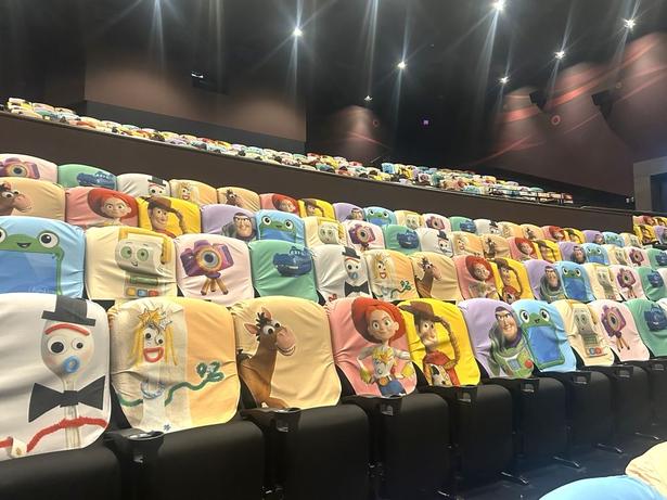 【写真を見る】ウッディ、ジェシー、新キャラまで全10種類の絵柄！「トイ・ストーリー・シアター」のシートに座って最新作を楽しもう(※写真はTOHOシネマズ 日比谷。実施スクリーンとは異なるスクリーン内で撮影しています)