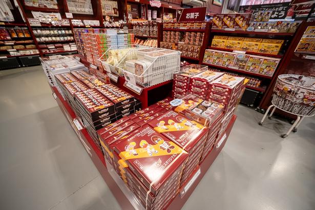 球団マスコットのクラッチやクラッチーナがデザインされたお菓子は、お土産にぴったり！「楽天イーグルスオリジナルケーキ」1026円、「ヒットエンドパイ」800円、「ずんだクリーム大福」810円