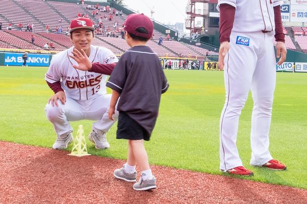 憧れのプロ野球選手とのハイタッチは、一生の思い出に残るはず