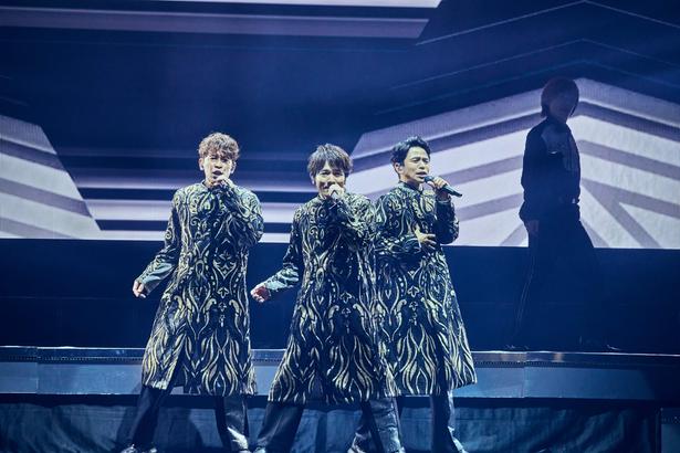 派手柄のロングコートを着こなす坂本昌行、長野博、井ノ原快彦