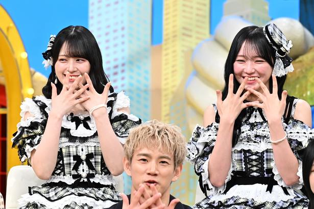かわいらしいポーズを決める=LOVEの佐々木舞香&野口衣織と浦川翔平(THE RAMPAGE)
