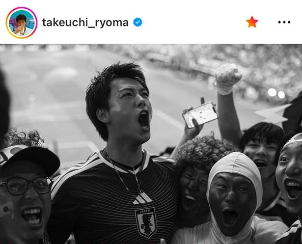 【写真】“雄叫び”を上げるモノクロがアツい…竹内涼真、サポーターと“共闘”姿