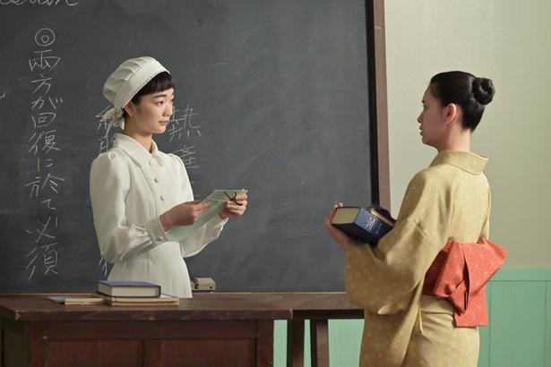 りん(見上愛)に「天職だと思っていますか？」と問うヒデ(池田朱那)