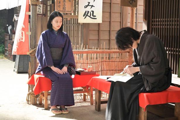 直美(上坂樹里)にトンビを託すシマケン(佐野晶哉)