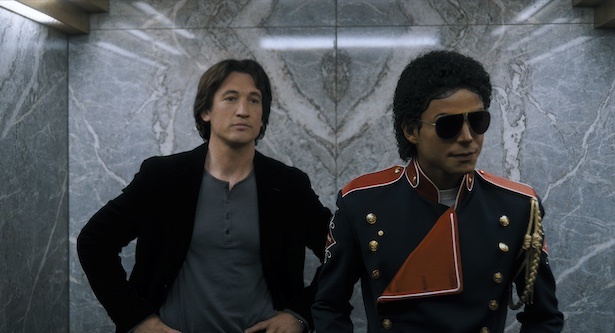 弁護士ジョン・ブランカ(マイルズ・テラー)とマイケル(ジャファー・ジャクソン)