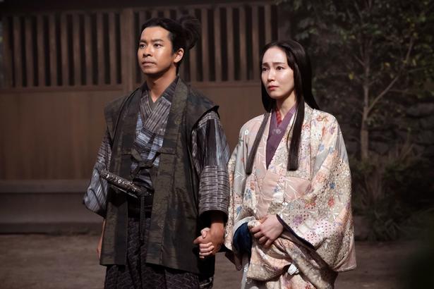 安藤守就(田中哲司)の背中を切なげに見つめる秀長(仲野太賀)と慶(吉岡里帆)