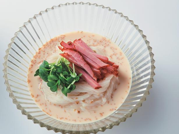 チャーシューと貝割れ菜のぶっかけ豆乳麺 レシピ考案／小田真規子　撮影／鈴木泰介