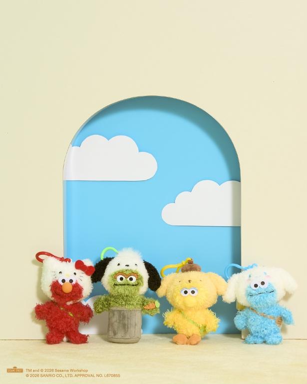 「ぬいぐるみチャーム」(全4種／3520円)。左より、エルモ×ハローキティ、オスカー×ポチャッコ、ビッグバード×ポムポムプリン、クッキーモンスター×シナモロール