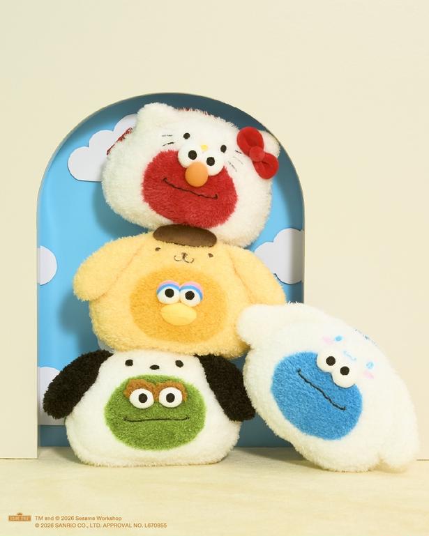 「フェイスポーチ」(全4種／3850円)は、コスメや小物がたっぷり入る大きめサイズ