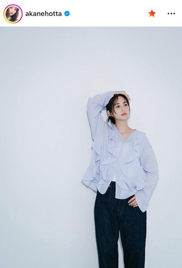 襟が開いた“美デコルテ”が透明感抜群…堀田茜、美人度跳ねあがる