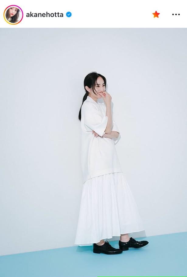 襟が開いた“美デコルテ”が透明感抜群…堀田茜、美人度跳ねあがる