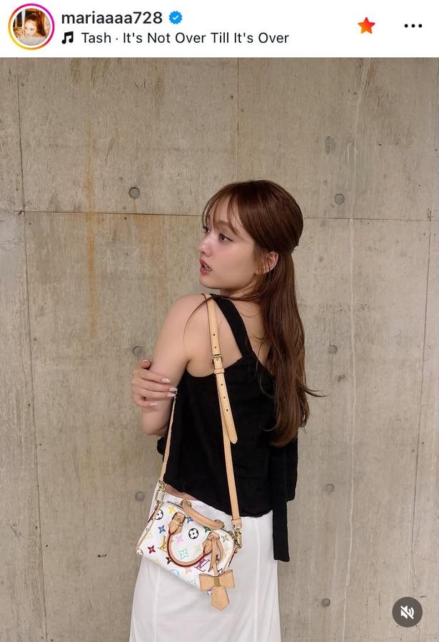 【写真】谷まりあ、黒白コーデで“美肩×美背中”見せの姿