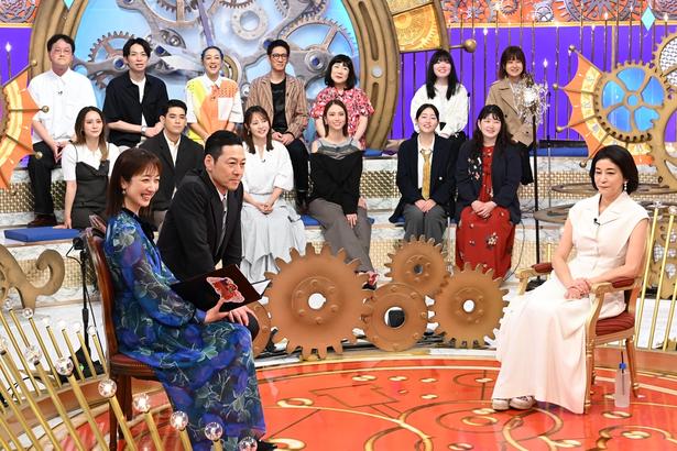 パネラー陣をバックに高嶋ちさ子とトークを展開するMCの東野幸治とアシスタントの川田裕美