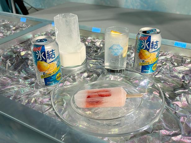 マイナス18度〈Ice Magic Glass〉(左)、マイナス5度〈Ice Magic Slurry〉(右)、マイナス50度〈Ice Magic Bar〉(手前)の3ステップがワンコインですべて楽しめて、さらに「キリン 氷結 シチリア産レモン」350ミリリットル缶1本の土産付き！