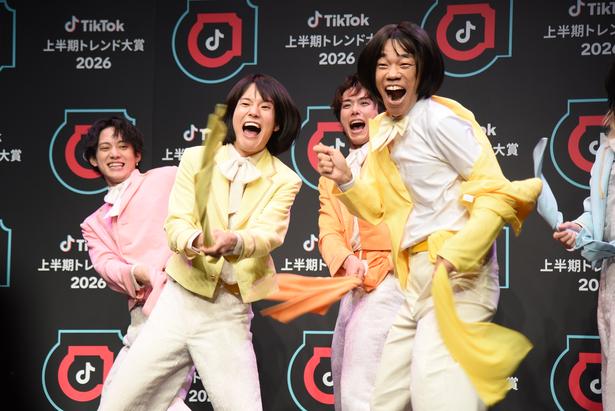 【写真】楽曲に合わせて、激しいダンスバトルを繰り広げるおヨネさんと多田健二さん(老ヨネ)